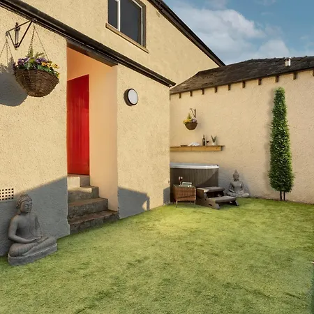 Ellerthwaite Place X3 Bed House With Hot Tub In Holiday home Windermere