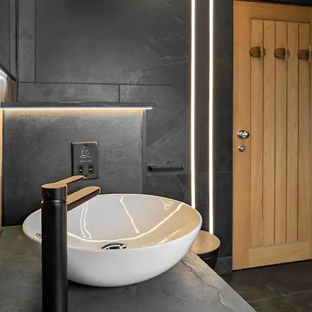Ellerthwaite Place X3 Bed House With Hot Tub In